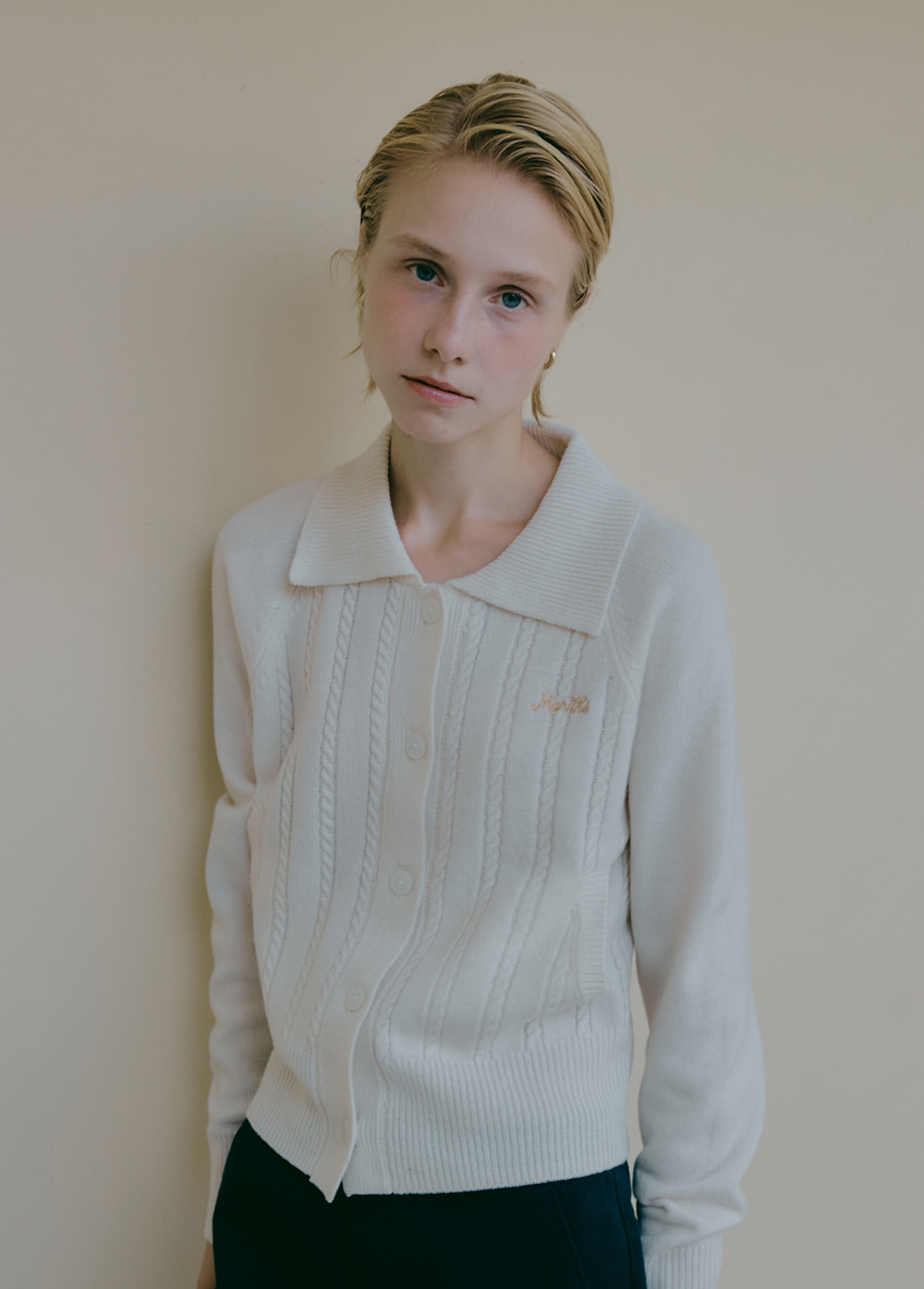 MOUVEMENT W CABLE KNIT CARDIGAN white